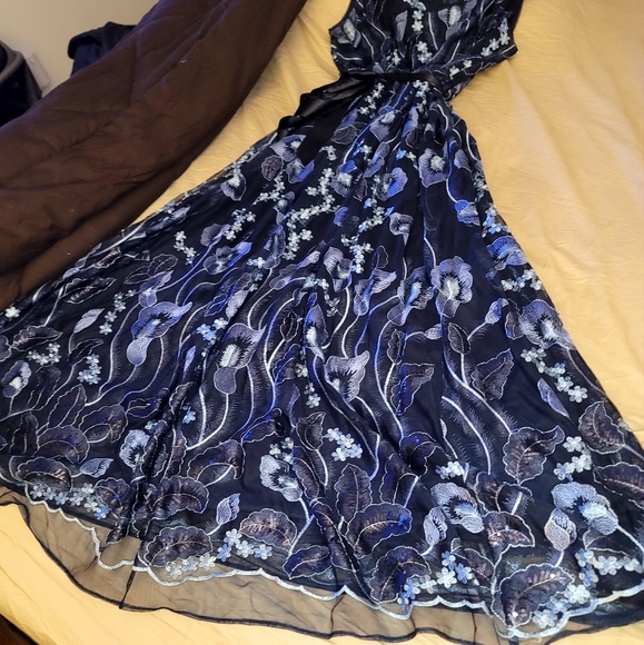 Womens plus size gown - Picture 2 of 11